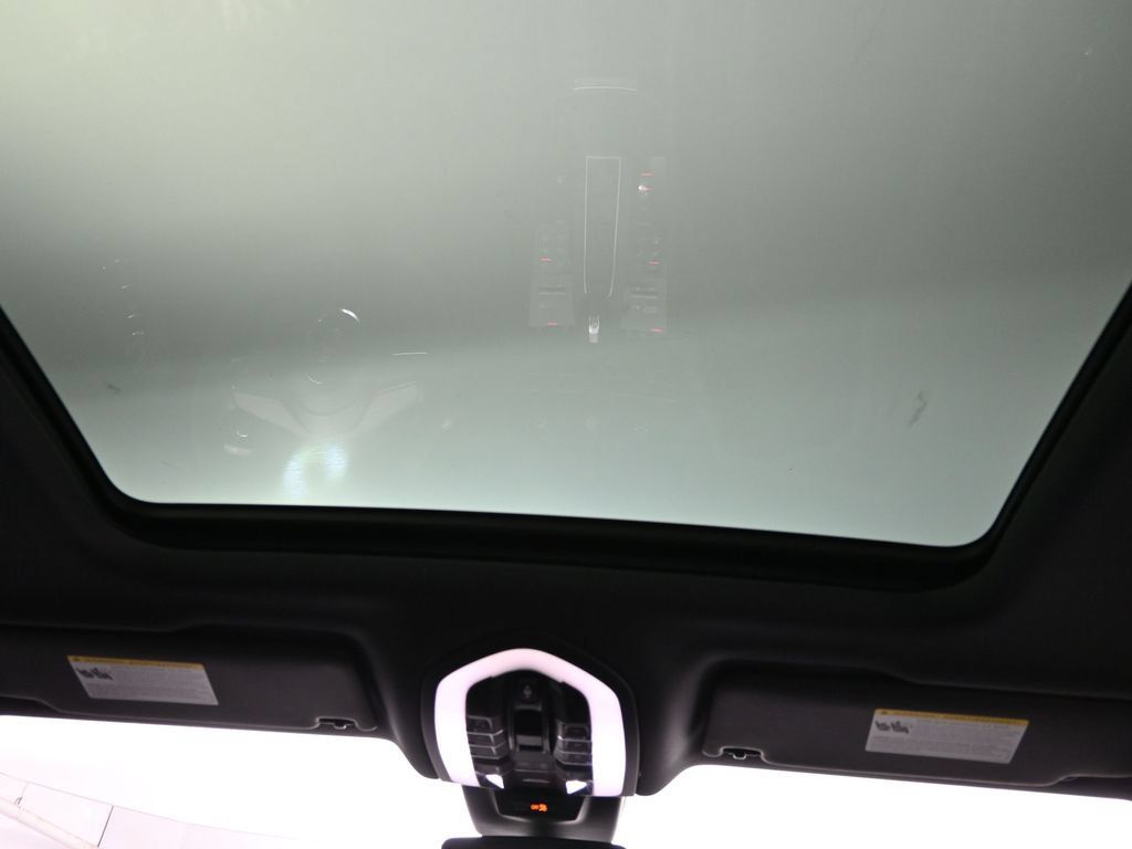 Certified 2025 Porsche Macan AWD/4WD image 26