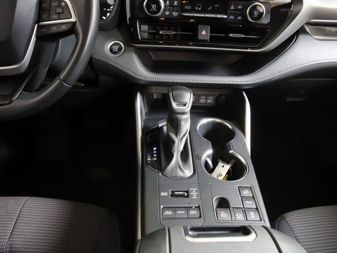 Used 2024 Toyota Highlander LE image 16