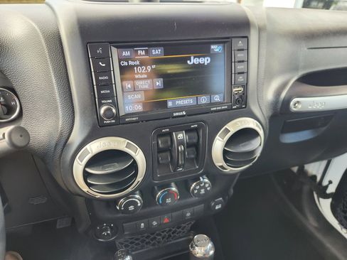 Used 2018 Jeep Wrangler Unlimited Sahara AWD/4WD image 28
