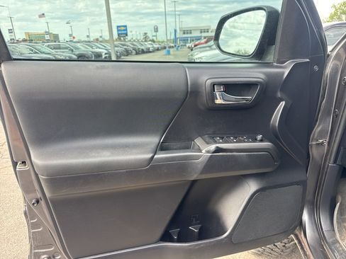 Used 2020 Toyota Tacoma TRD Off-Road AWD/4WD image 9