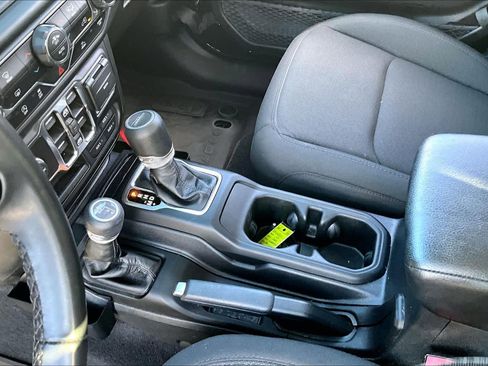 Used 2022 Jeep Gladiator Sport image 15