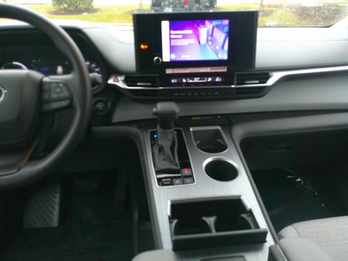 Used 2025 Toyota Sienna LE image 32