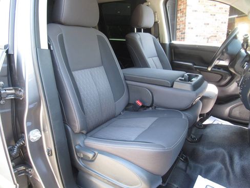 Used 2023 Nissan Titan S AWD/4WD image 5