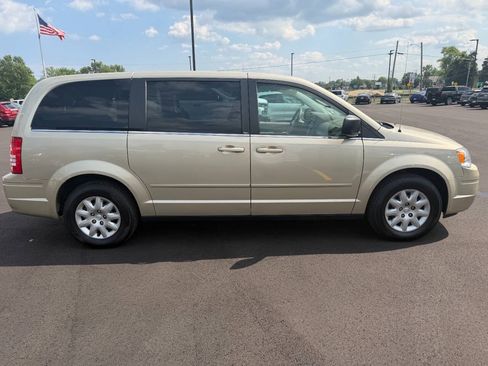 Used 2010 Chrysler Town & Country LX FWD image 6