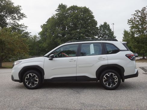 Used 2025 Subaru Forester AWD/4WD image 8