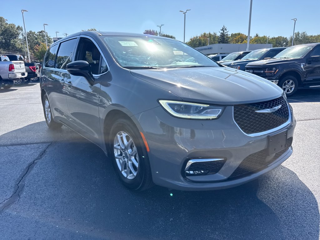Used 2025 Chrysler Pacifica Select FWD image 4