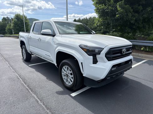 Certified 2025 Toyota Tacoma SR5 AWD/4WD image 3