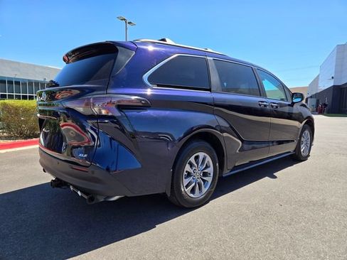 Used 2025 Toyota Sienna XLE FWD image 6