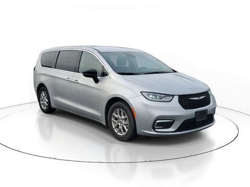 Used 2024 Chrysler Pacifica Touring-L FWD image 2