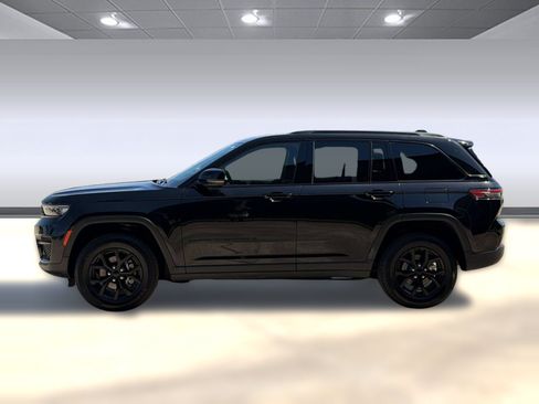 Used 2025 Jeep Grand Cherokee Altitude AWD/4WD image 2