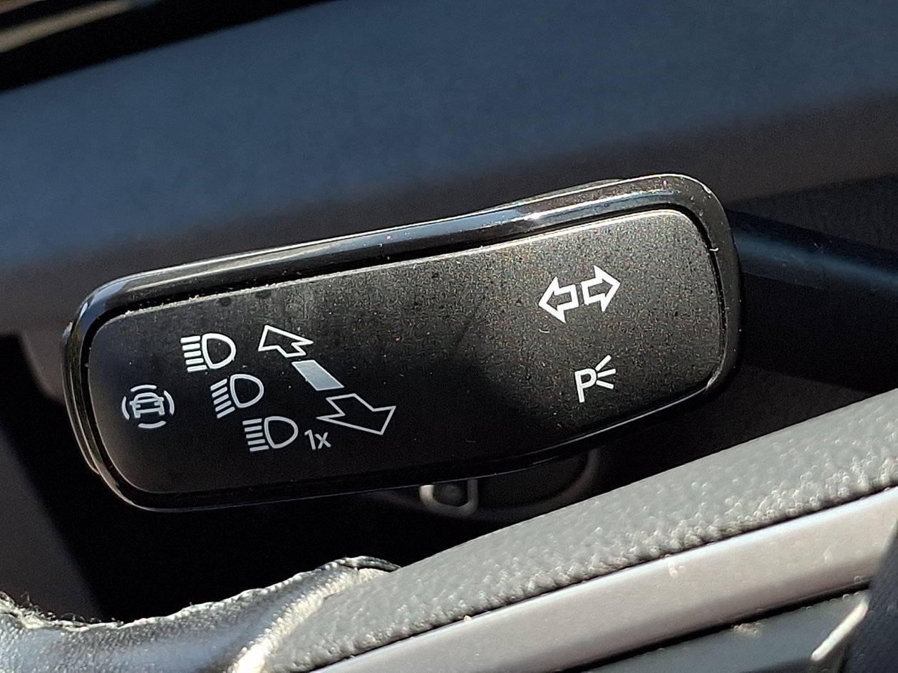 Used 2025 Volkswagen Jetta SE FWD image 26