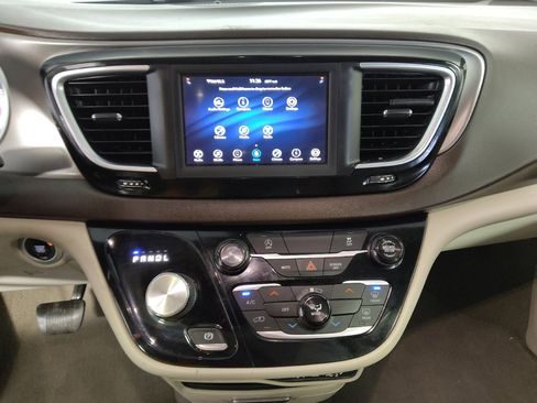 Used 2021 Chrysler Voyager Lxi FWD image 25