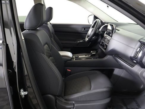 Used 2024 Nissan Pathfinder S image 27