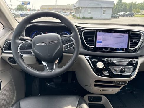 Used 2024 Chrysler Pacifica Touring-L FWD image 9