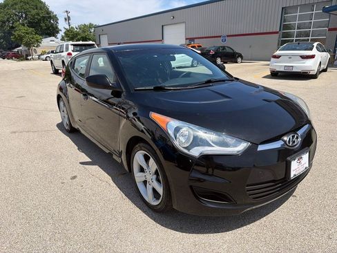 Used 2015 Hyundai Veloster FWD image 2