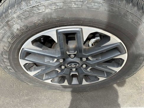 Used 2025 Toyota Tundra Limited AWD/4WD image 45