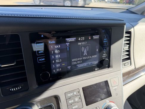 Used 2017 Toyota Sienna XLE image 19