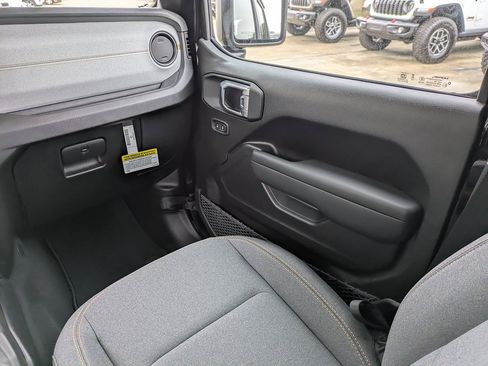 New 2026 Jeep Gladiator Sport AWD/4WD image 17