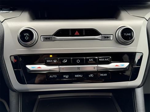 Used 2022 Ford Explorer XLT image 16