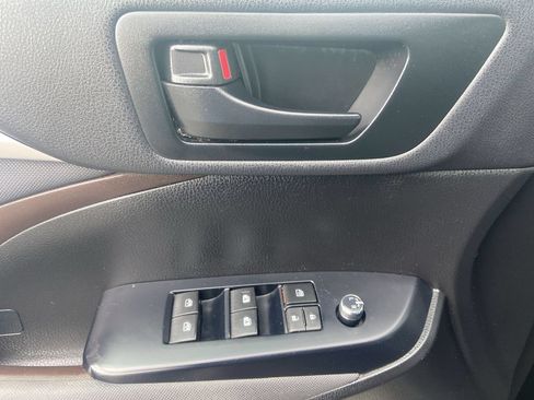 Used 2019 Toyota Highlander LE AWD/4WD image 22