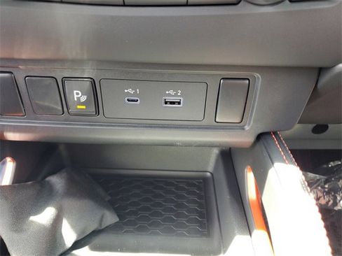 Used 2025 Nissan Frontier PRO-4X image 18