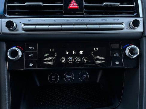 Used 2025 Genesis G70 2.5T image 27