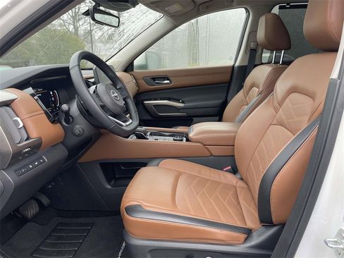 Used 2024 Nissan Pathfinder Platinum w/ Cargo Package image 16