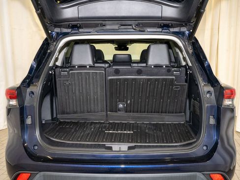 Used 2023 Toyota Highlander XLE image 12