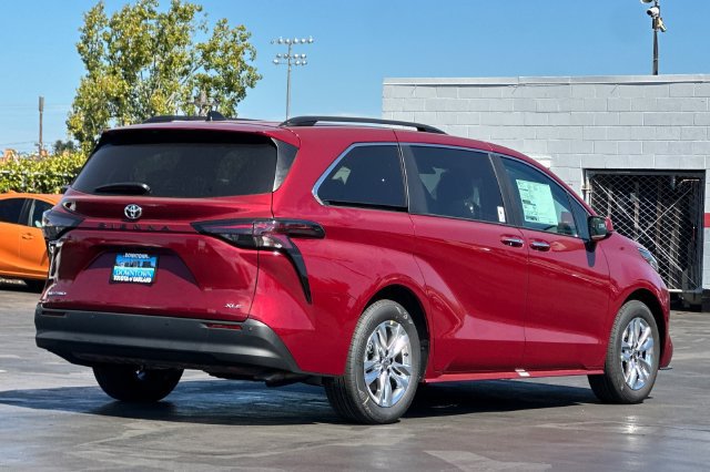 Used 2026 Toyota Sienna XLE AWD/4WD image 4