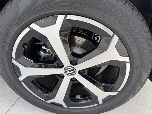 New 2025 Volkswagen Tiguan SE image 30