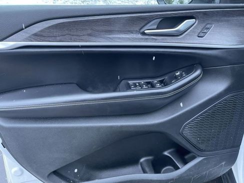 Used 2023 Jeep Grand Cherokee Limited w/ Luxury Tech Group II image 24