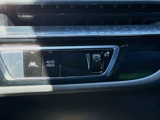 Used 2025 Cadillac Lyriq Luxury AWD/4WD image 33
