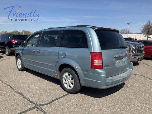 Used 2009 Chrysler Town & Country Touring FWD image 4