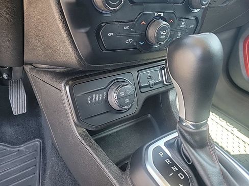 Used 2023 Jeep Renegade Trailhawk AWD/4WD image 28