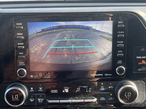 Used 2022 Toyota Highlander LE AWD/4WD image 24