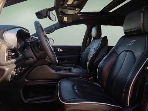 Used 2025 Chrysler Pacifica Limited image 15