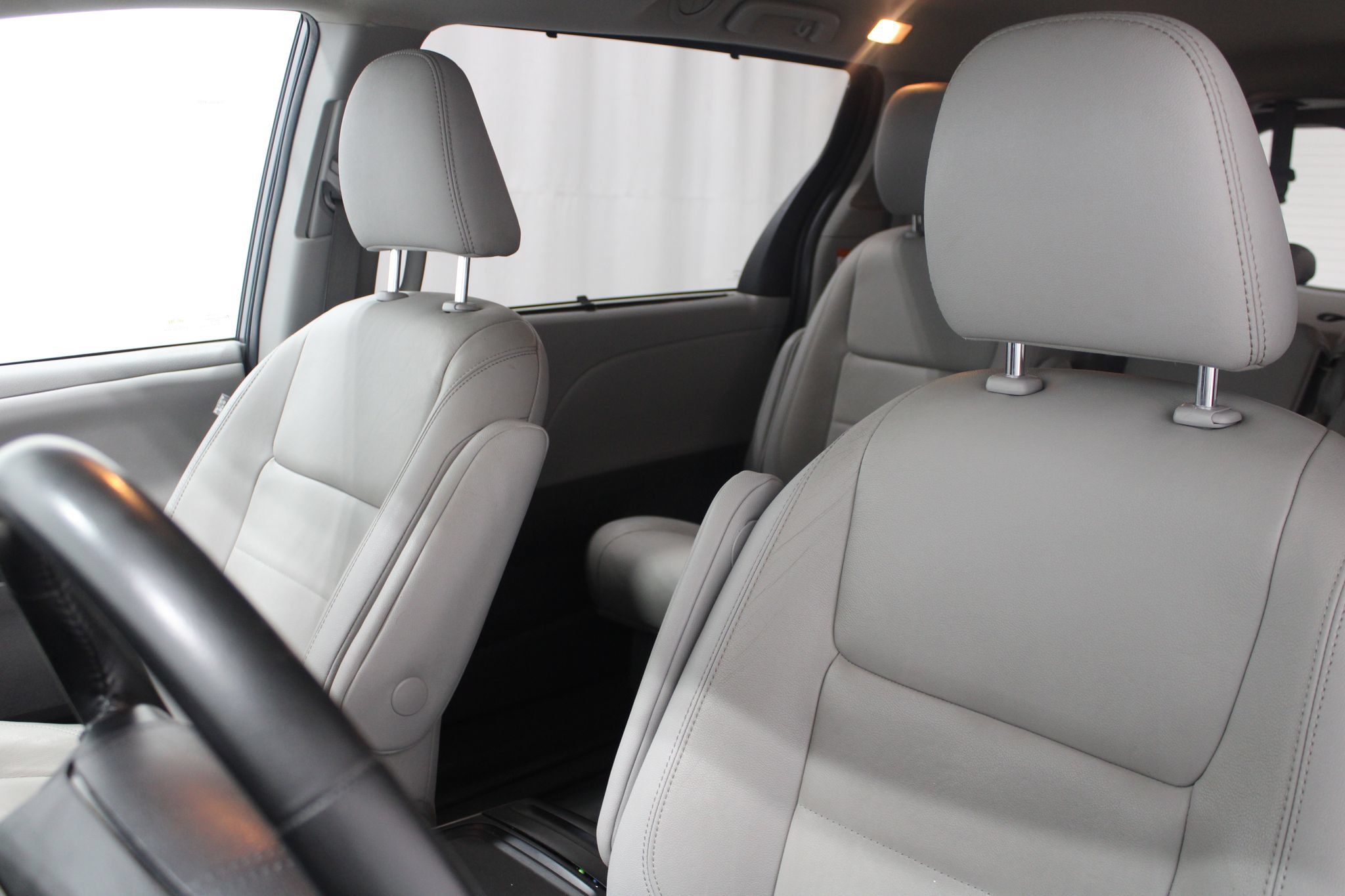 Used 2020 Toyota Sienna XLE w/ XLE Navigation Package FWD image 12
