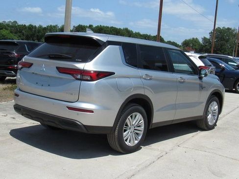 New 2025 Mitsubishi Outlander ES image 3