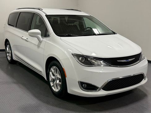 Used 2018 Chrysler Pacifica Touring-L w/ Tire & Wheel Group FWD image 4