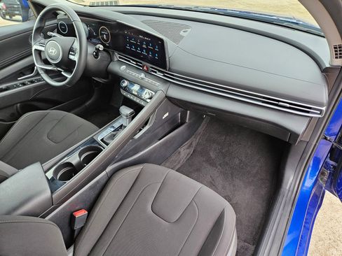 Used 2025 Hyundai Elantra SEL image 34