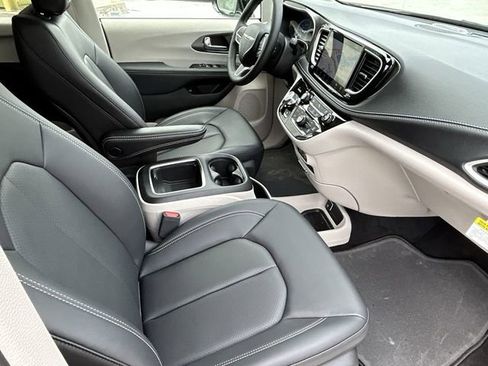New 2024 Chrysler Pacifica Select image 12