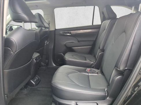 Used 2023 Toyota Highlander Limited image 18