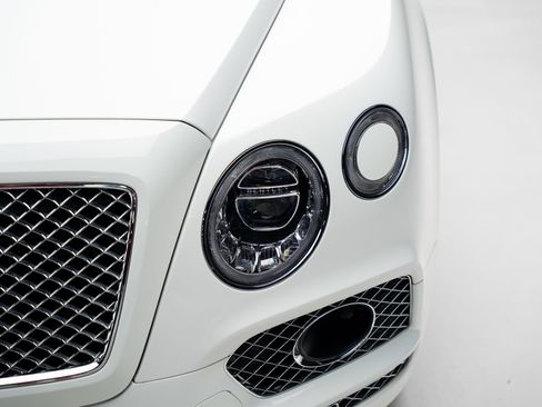 Used 2018 Bentley Bentayga AWD/4WD image 11