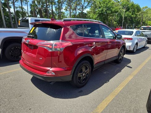 Used 2018 Toyota RAV4 LE image 7