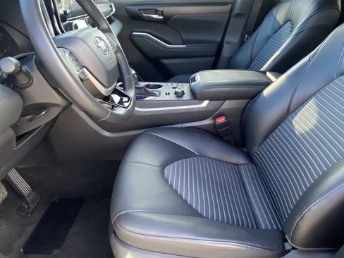 Used 2025 Toyota Highlander XSE image 6