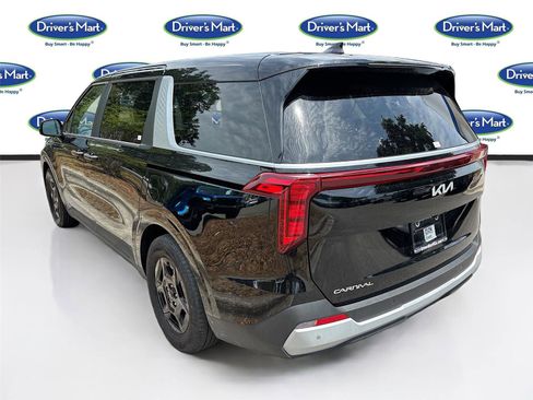 Used 2025 Kia Carnival FWD image 5