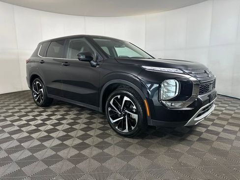 Used 2024 Mitsubishi Outlander SE image 2