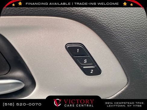 Used 2023 Chrysler Pacifica Touring-L image 2