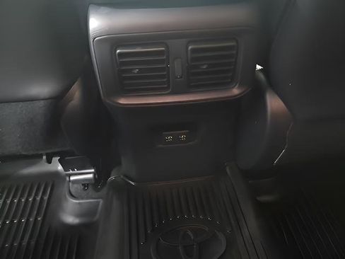 Used 2020 Toyota RAV4 XLE Premium image 20