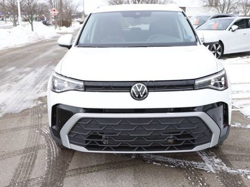 Used 2025 Volkswagen Taos SE w/ Black Wheel Package image 9